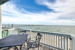 Bayfront Rockport Escape with Balcony and Pool Access!